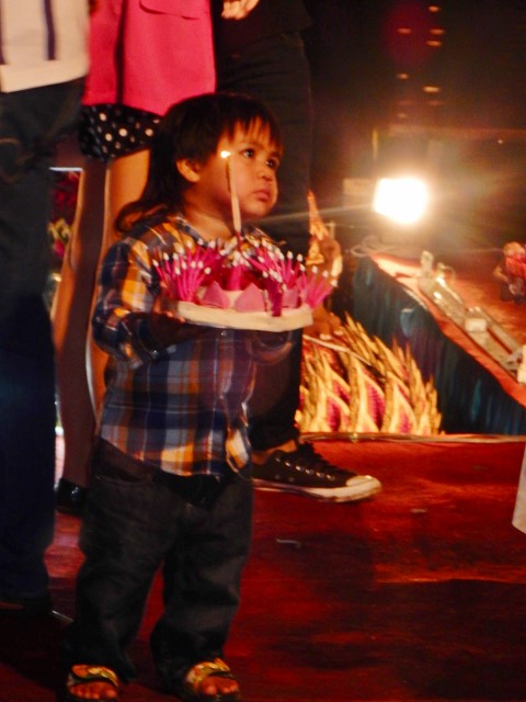 A child prepared to set his krathong afloat.